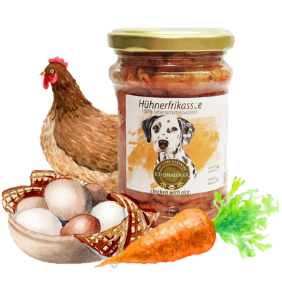 Ein Glas Hühnerfrikassee mit Etikett, eine braune Henne, ein Korb mit Eiern, eine Karotte und ein grünes Blatt Gemüse.