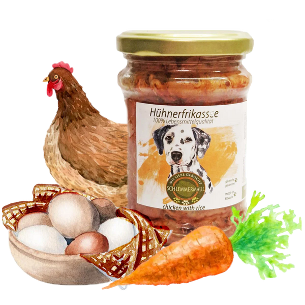 Ein Glas Hühnerfrikassee mit Etikett, eine braune Henne, ein Korb mit Eiern, eine Karotte und ein grünes Blatt Gemüse.