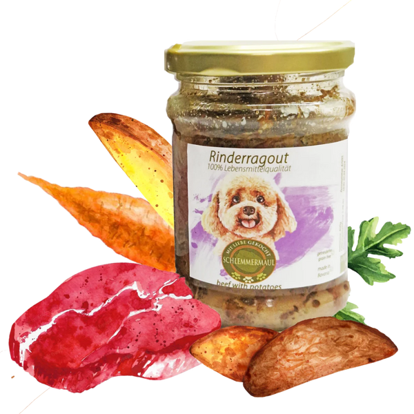 Glas mit Rinderragout, umgeben von Kartoffelspalten, einem Stück rohem Rindfleisch und einem grünen Blatt.