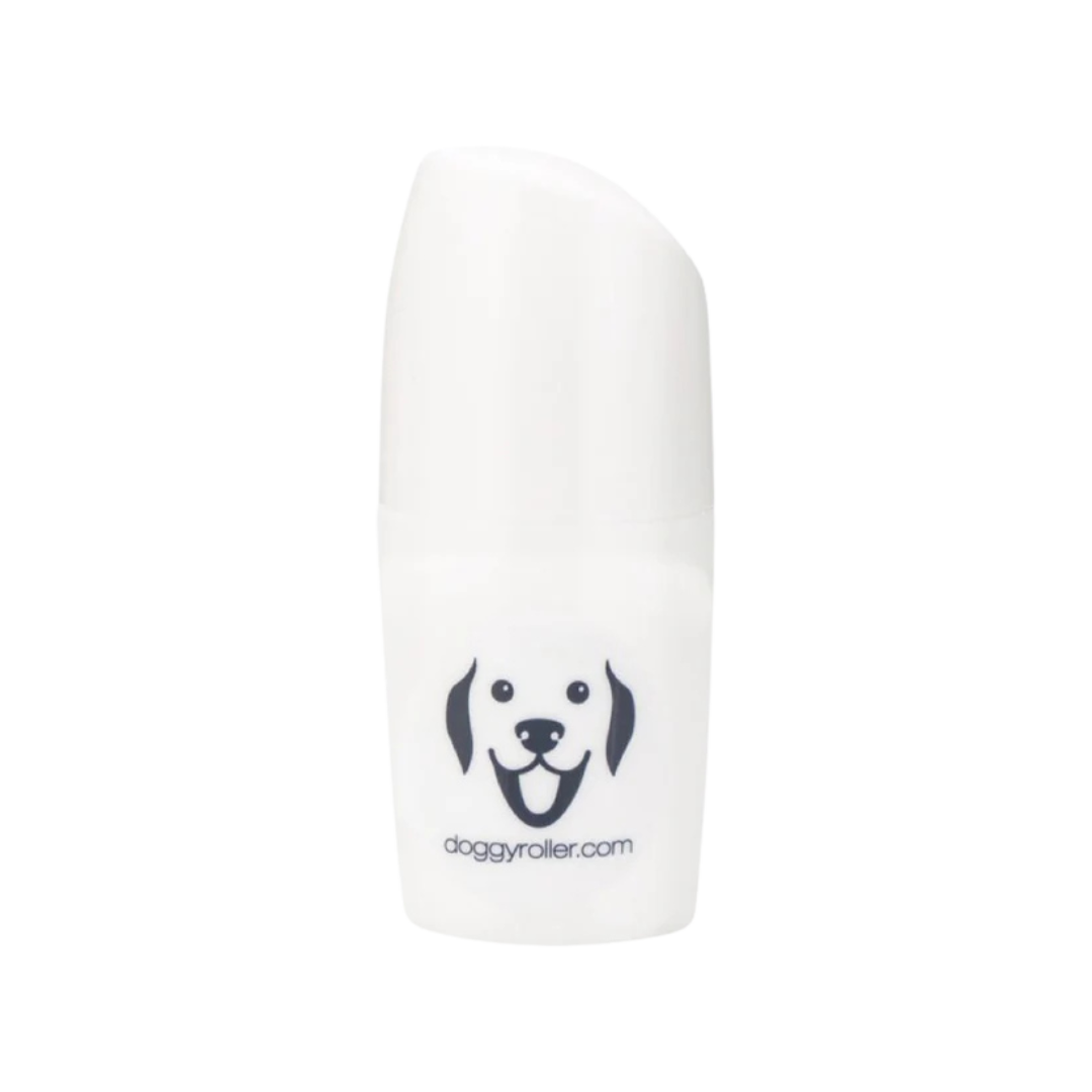 Weißer Hundepflege-Roller mit abgerundeter Form und einem Hundekopf-Logo auf der Vorderseite. Sichtbare URL: 'doggyroller.com'.