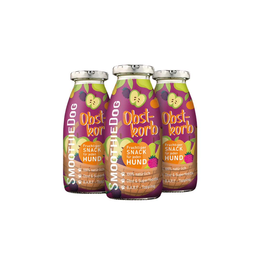Drei Flaschen SmoothieDog Obstkorb mit buntem Fruchtetikett und silbernem Verschluss