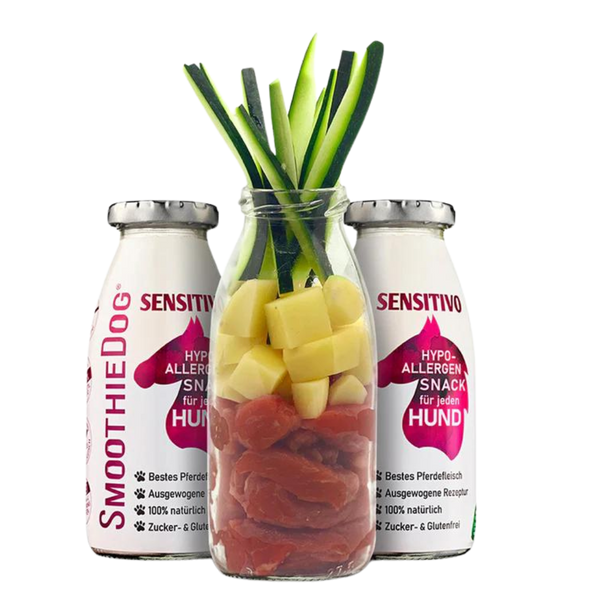 Zwei Flaschen SmoothieDog Trinkpause mit Pferd, Obst und Gemüse, davor Glasflasche mit geschnittenem Obst und Gemüse