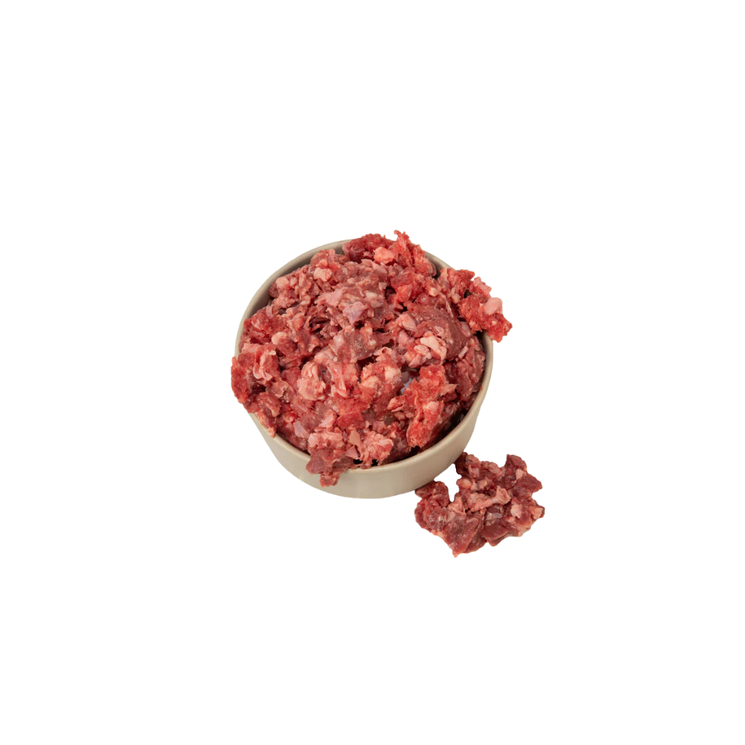 Schüssel mit rohem, gewolftem Rindfleisch und einer kleinen Portion daneben