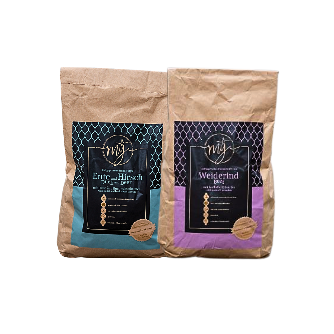 Zwei braune Papiertüten mit blau und violett Etiketten, beschriftet mit 'mysignature Ente und Hirsch Duck and Deer', Weiderind,Beef jeweils mit goldfarbenem Siegelaufkleber