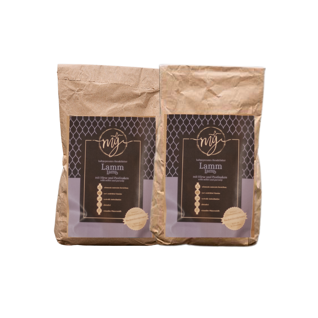 Zwei braune Papiertüten mit violetten Etiketten, beschriftet mit 'mysignature Lamm, Lamp, jeweils mit goldfarbenem Siegelaufkleber.