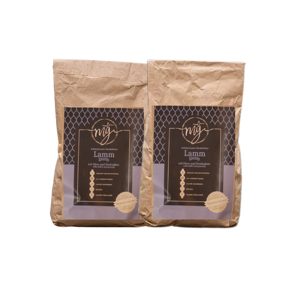 Zwei braune Papiertüten mit violetten Etiketten, beschriftet mit 'mysignature Lamm, Lamp, jeweils mit goldfarbenem Siegelaufkleber.