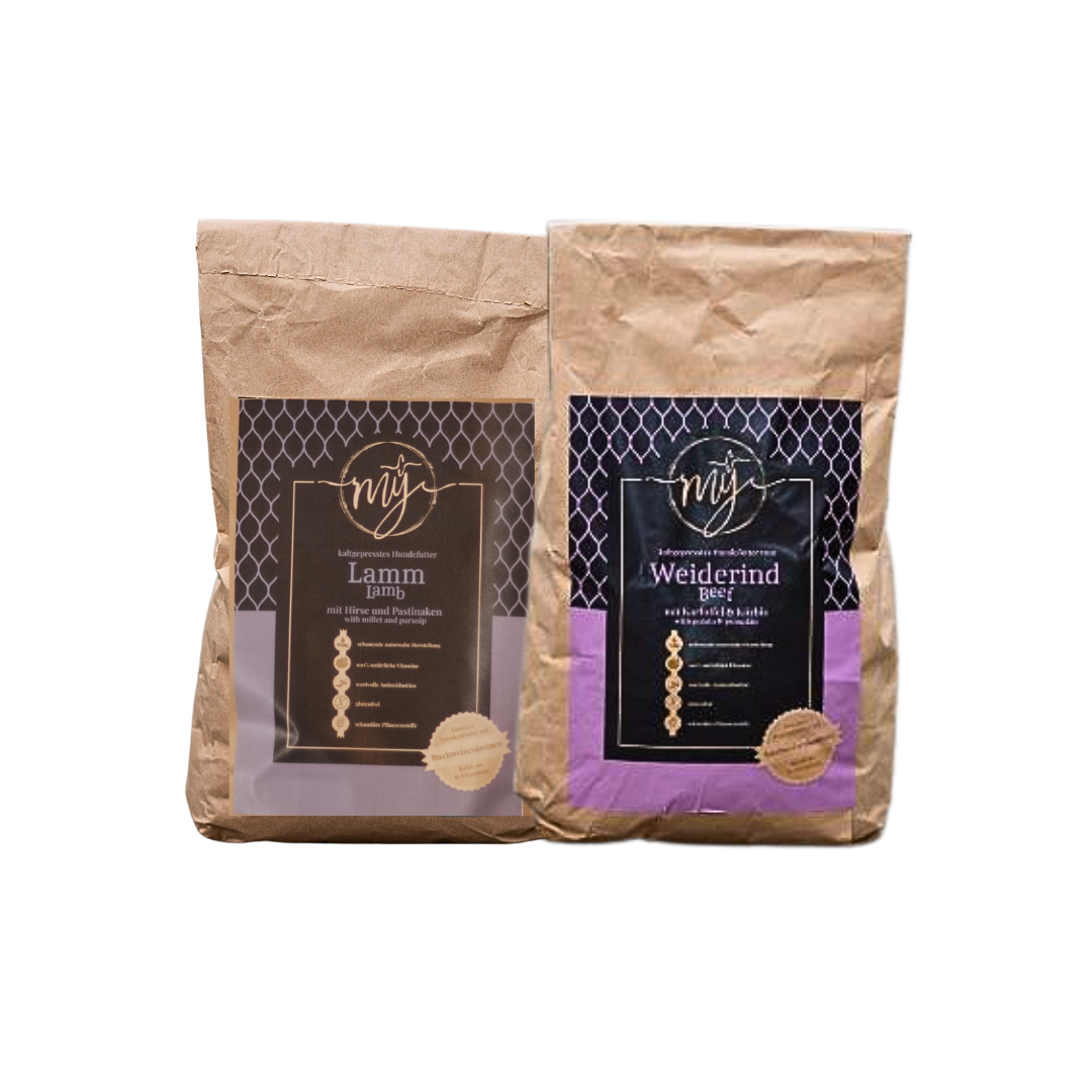 Zwei braune Papiertüten mit violetten Etiketten, beschriftet mit 'mysignature Lamm, Lamp und Weiderind,Beef jeweils mit goldfarbenem Siegelaufkleber