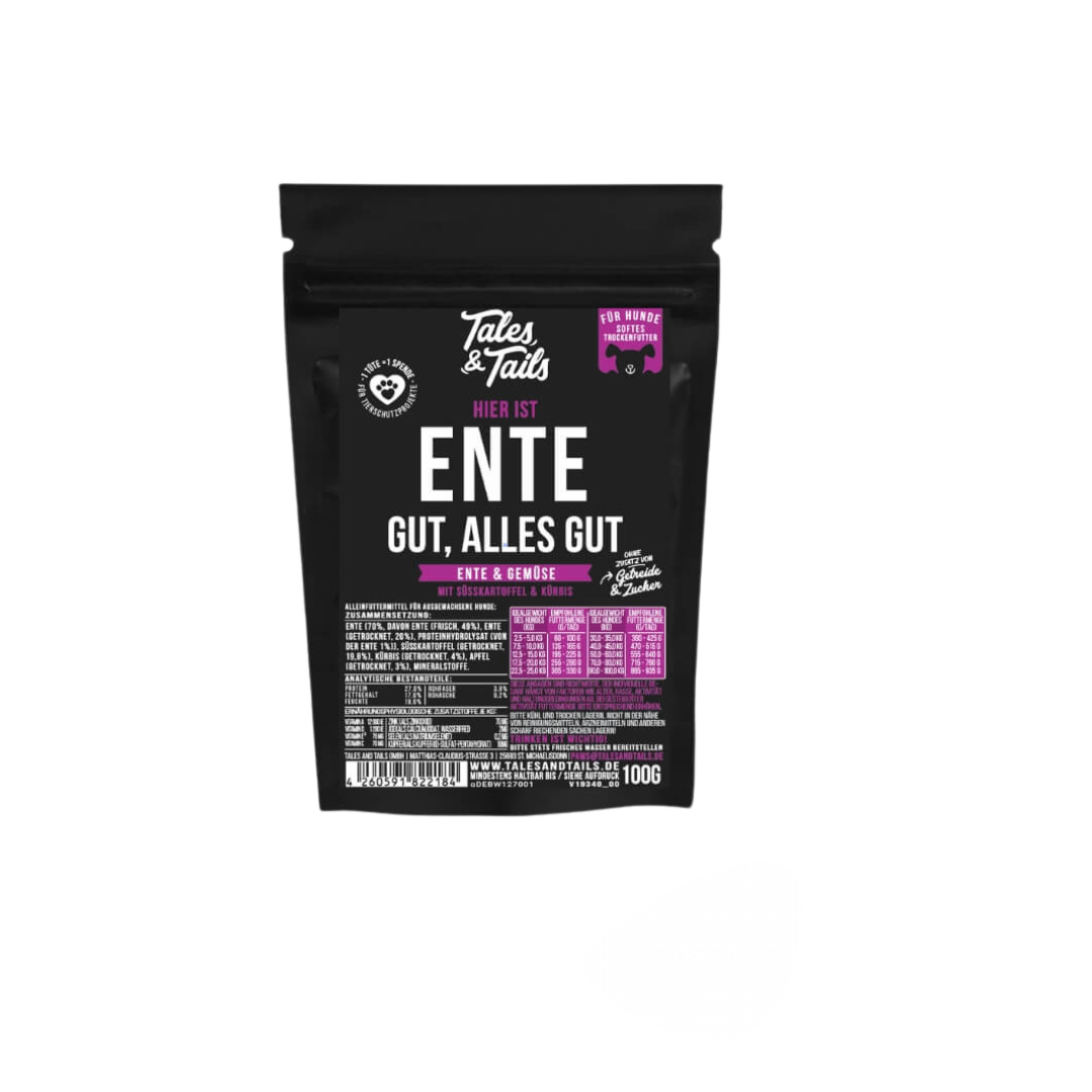 Schwarze Verpackung von Tales & Tails halbfeuchtem Trockenfutter mit der Aufschrift 'Hier ist Ente gut, alles gut'