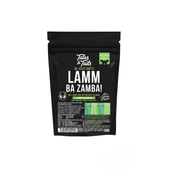 Schwarze Verpackung von Tales & Tails halbfeuchtem Trockenfutter mit der Aufschrift 'So, jetzt gibt s lamm ba zamba',
