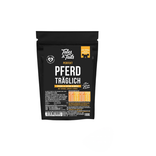Schwarze Verpackung von Tales & Tails halbfeuchtem Trockenfutter mit der Aufschrift 'Perfekt Pferd träglich'
