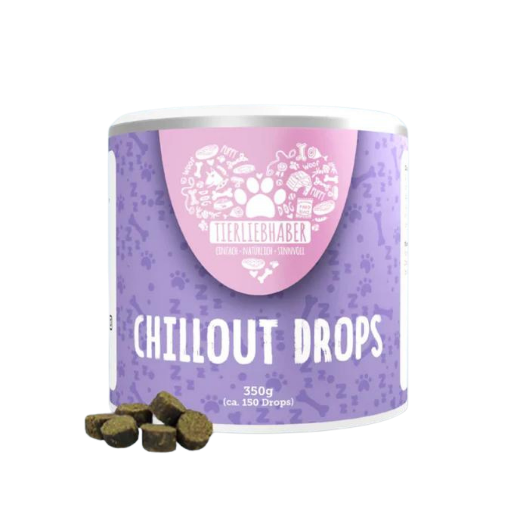 Runde Dose mit lila Etikett und weißem Deckel, Aufschrift 'Tierliebhaber Chillout Drops 350g (ca. 150 Drops)', davor mehrere braune Drops.
