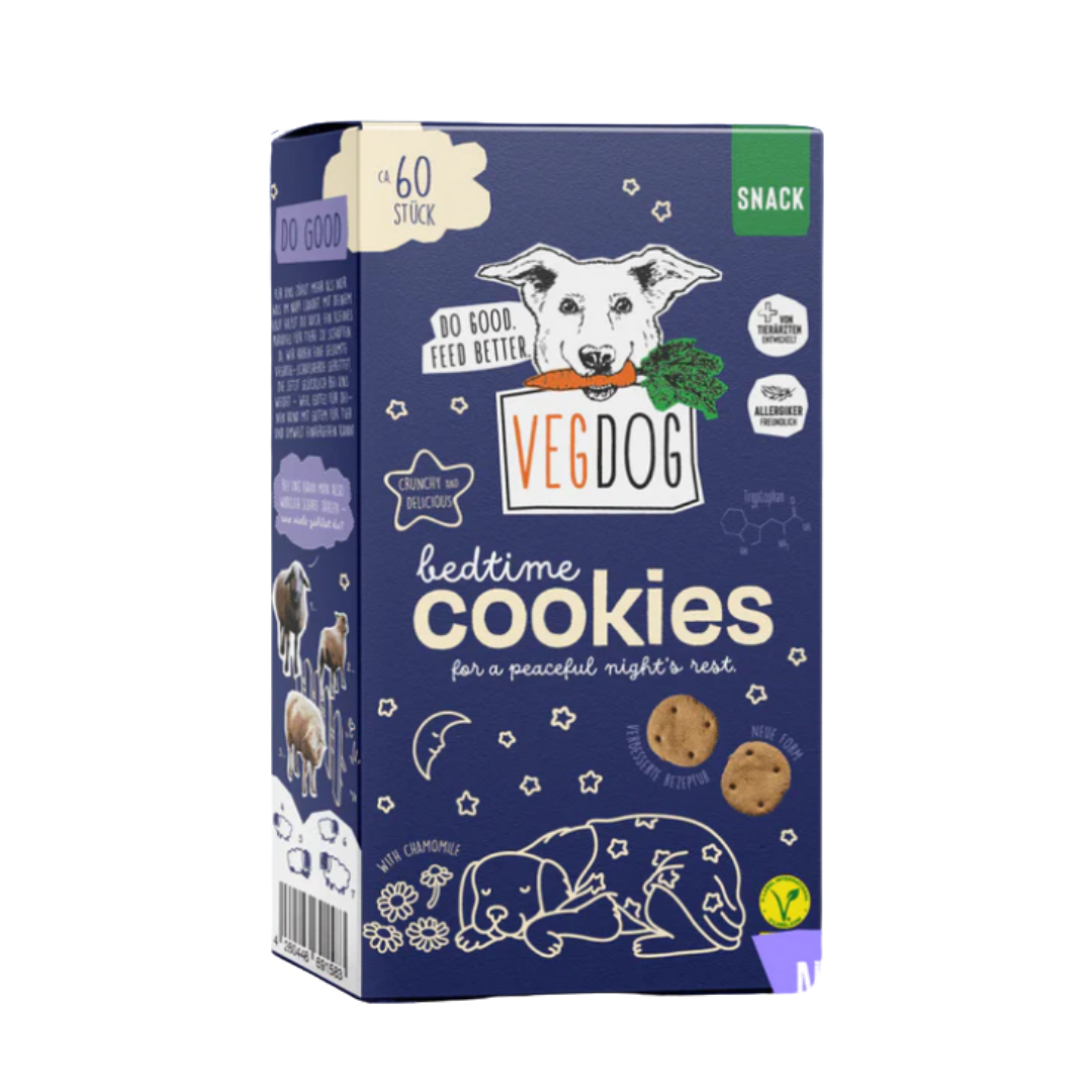 Verpackung der VegDog Bedtime Cookies, 400g, dunkelblau mit weißen und grünen Akzenten, zeigt zwei Kekse und eine Zeichnung von zwei schlafenden Hunden.