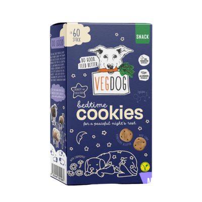 Verpackung der VegDog Bedtime Cookies, 400g, dunkelblau mit weißen und grünen Akzenten, zeigt zwei Kekse und eine Zeichnung von zwei schlafenden Hunden.