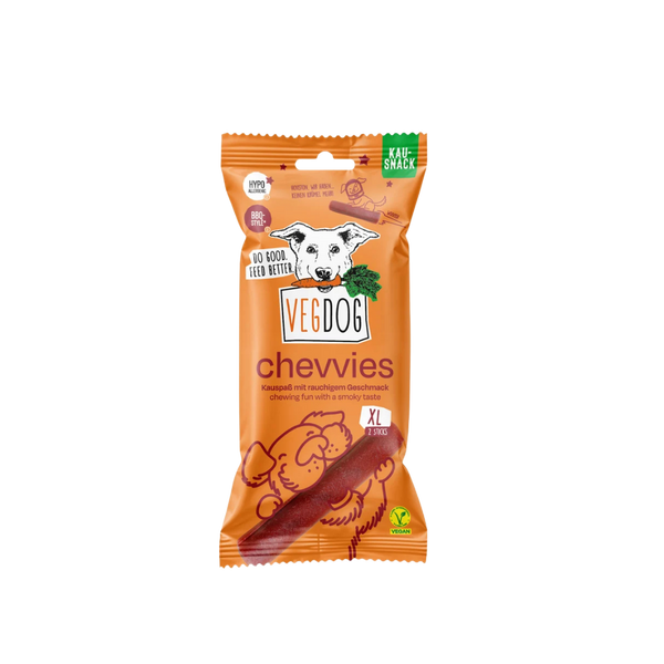 Verpackung eines orangen Vegdog Chevvies Kausnacks mit Hundekopf-Illustration und Texten zu rauchigem Geschmack und veganem Produkt