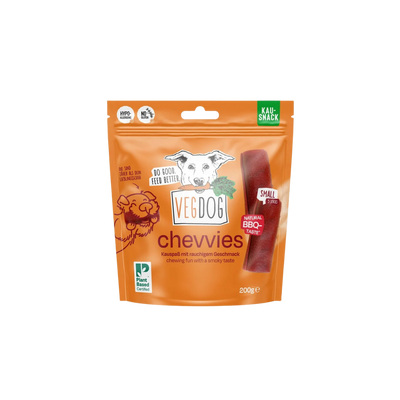 Verpackung eines orangen Vegdog Chevvies Kausnacks mit Hundekopf-Illustration und Texten zu rauchigem Geschmack und veganem Produkt