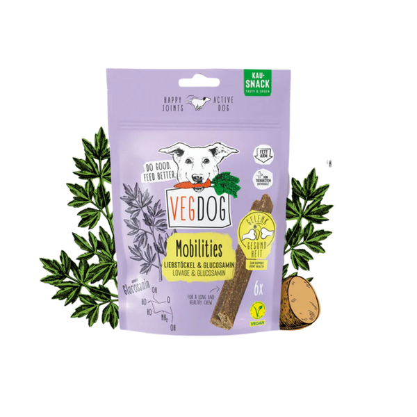 Lila Verpackung von Vegdog Mobilities Kausnack mit Hundekopf-Illustration, Text 'Liebestöckel & Glucosamin', sechs vegane Snacks, umgeben von Pflanzen und Kartoffeln.