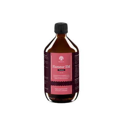 Braune Glasflasche mit schwarzem Deckel, pinkem Etikett und weißer Schrift, zeigt Produktname 'Floratur EM' von Waldkraft, Ergänzungsfuttermittel für Hunde und Katzen, 510ml.