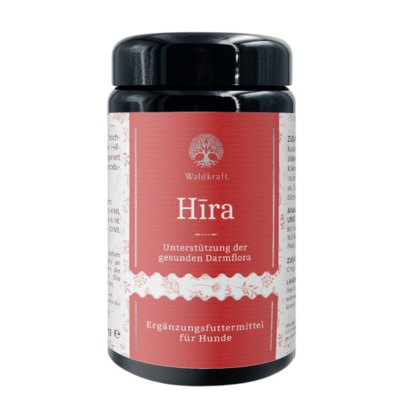 Schwarzes Kunststoffglas mit rotem Etikett, Aufschrift 'Waldkraft Hira Unterstützung der gesunden Darmflora Ergänzungsfuttermittel für Hunde'.