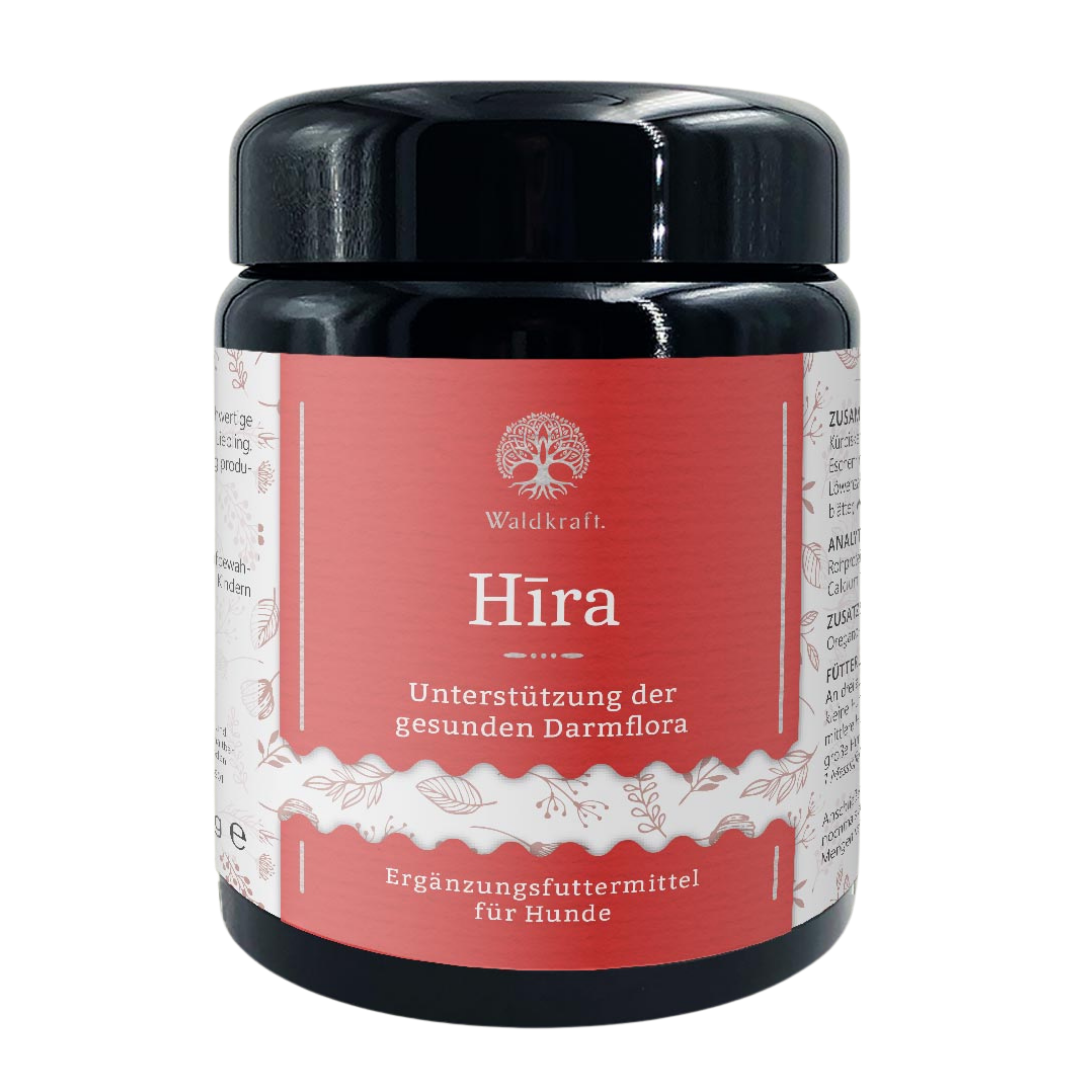 Schwarzes Kunststoffglas mit rotem Etikett, Aufschrift 'Waldkraft Hira Unterstützung der gesunden Darmflora Ergänzungsfuttermittel für Hunde'.