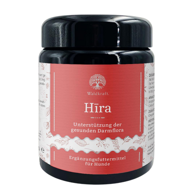 Schwarzes Kunststoffglas mit rotem Etikett, Aufschrift 'Waldkraft Hira Unterstützung der gesunden Darmflora Ergänzungsfuttermittel für Hunde'.