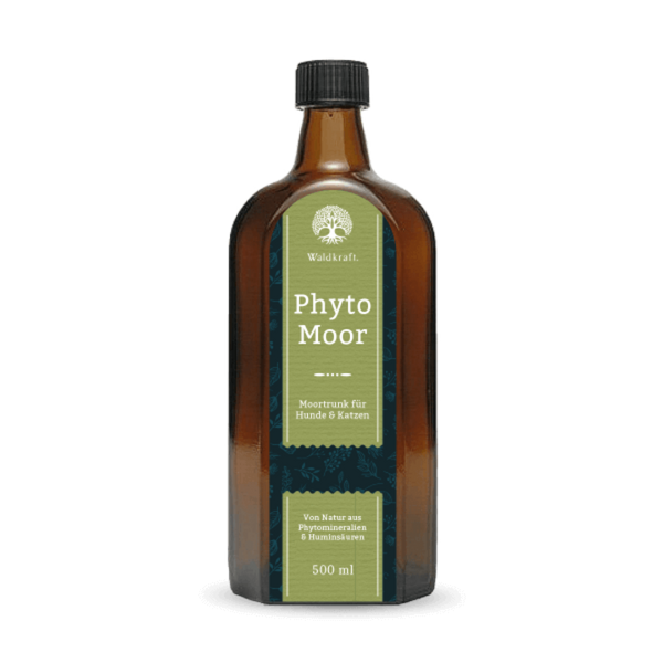 Braunes Glasgefäß mit schwarzem Deckel, grünem Etikett und weißer Schrift, zeigt Produktname 'PhytoMoor' von Waldkraft, Ergänzungsfuttermittel für Hunde und Katzen, 500ml.
