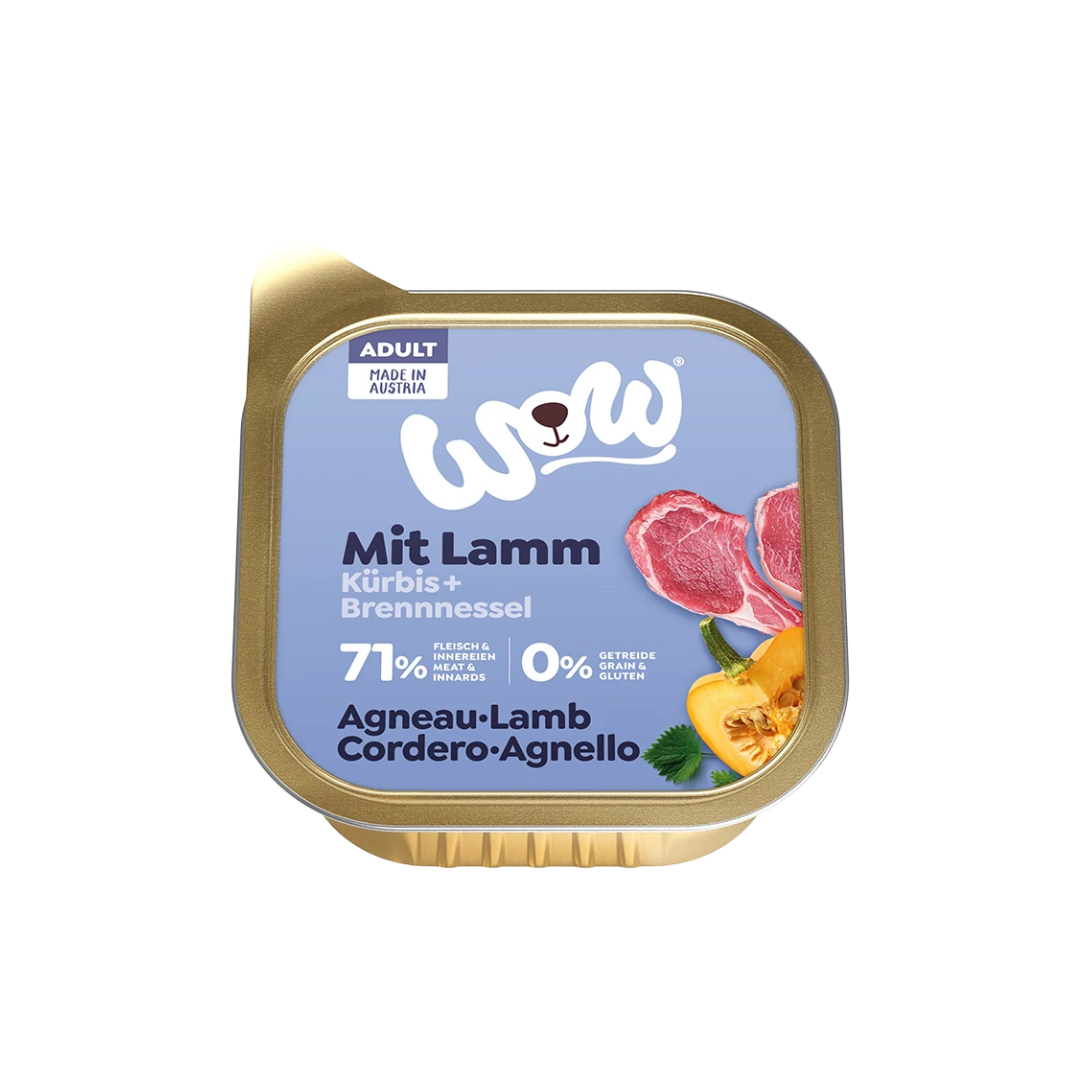 Goldfarbene Verpackung mit Aufschrift 'WOW Dog Lamm Adult', Bild von Lammfilets und Kräutern, 71 % Fleisch und Innereien, ohne Getreide, hergestellt in Österreich.
