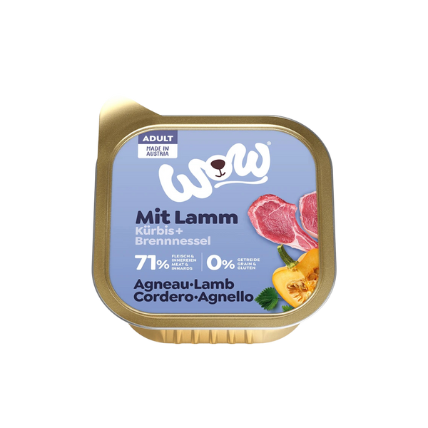 Goldfarbene Verpackung mit Aufschrift 'WOW Dog Lamm Adult', Bild von Lammfilets und Kräutern, 71 % Fleisch und Innereien, ohne Getreide, hergestellt in Österreich.