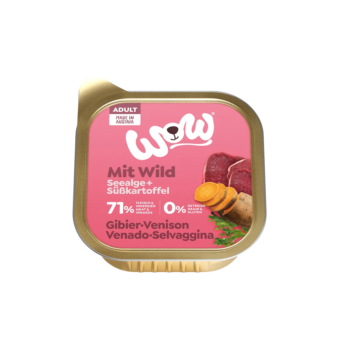 Goldfarbene Verpackung mit Aufschrift 'WOW Dog Wild Adult', Bild von Wildfilets und Kräutern, 71 % Fleisch und Innereien, ohne Getreide, hergestellt in Österreich.