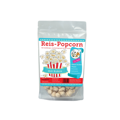Transparenter Beutel mit Reis-Popcorn für Hunde, rot-weiß gestreifte Popcorn-Illustration, Text 'Reis-Popcorn mit Kokos', blaue Infofelder mit Produktvorteilen.